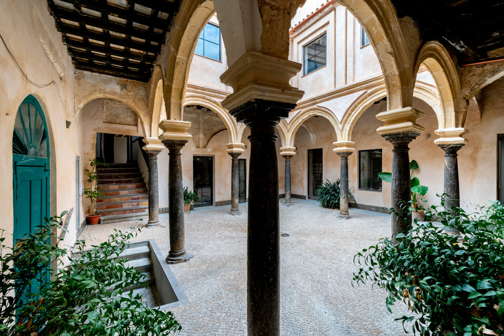 Patio con arcos y vegetación en El Puerto de Santa María
